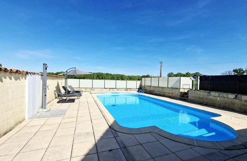 Saint-Yan House | Gites confortable pour 6-8 people with heated pool