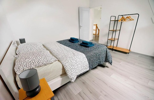 Saint-Yan House | Gites confortable pour 6-8 people with heated pool