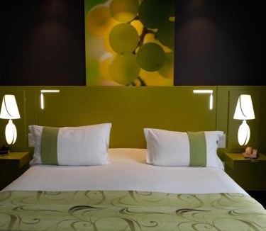 Levernois Hotel | Golf Hotel Colvert - Piscine extérieure et Room Service