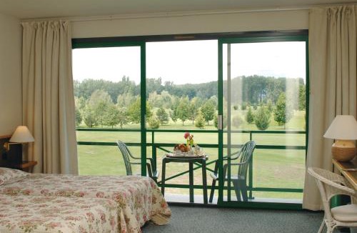 Levernois Hotel | Golf Hotel Colvert - Piscine extérieure et Room Service