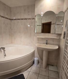 Bagneres-de-Bigorre Apartment | Grand Appart avec loggia - centre ville - thermes - aquensis - parking privé