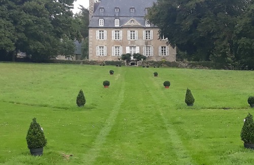 Tredarzec House | Grand logis du MANOIR de Kerhir, charm and old stone in Trégor