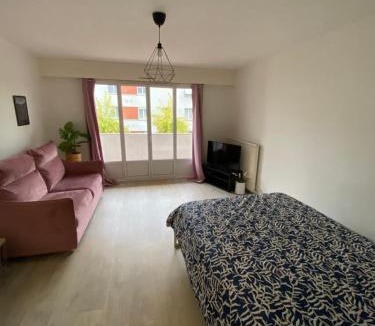 Thorigny-sur-Marne Apartment | GRAND STUDIO avec balcon -4 PERSONNES-DISNEYLAND- PARIS a 10 minutes