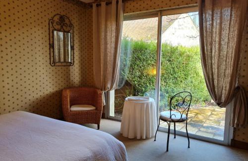 Saint-Martin-d'Abbat Bed & Breakfast | Grande maison calme avec jardin et rivière - FR-1-590-263
