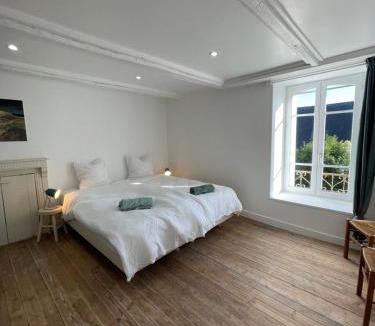 Rosporden House | Grande maison 20 min plage, 14 personnes, 5 SDB, literie grand confort