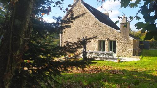 Rosporden House | Grande maison 20 min plage, 14 personnes, 5 SDB, literie grand confort