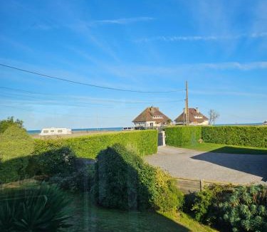 Quineville House | Grande maison normande, vue mer à 75 metres de la plage, équipé spa de nage