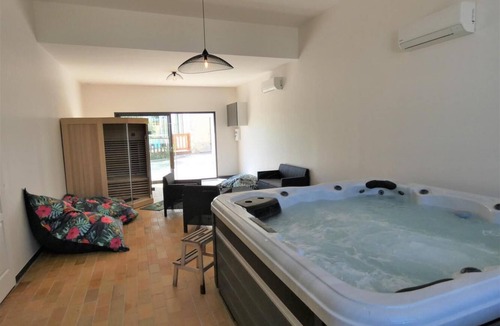 Saint-Lon-les-Mines House | Grande Villa Avec Jaccuzzi