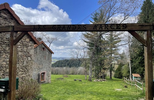 Chatel-Montagne Cottage | Green haven for couples with parking
