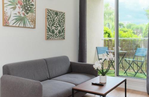 Saint-Priest Apartment | GreenPause - Terrace - Parking - Air conditioning - Eurexpo