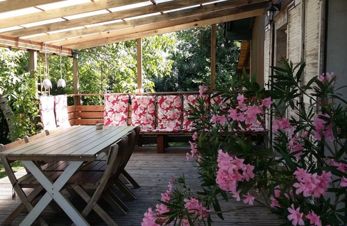 Montfermier House | Groot 6 Persoons Familie Huis met Overdekt Buiten Terras, en Gedeeld Zwembad