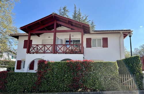 Cambo-les-Bains Apartment | Ground floor apartment in Cambo-les-Bains, terrace, pets welcome