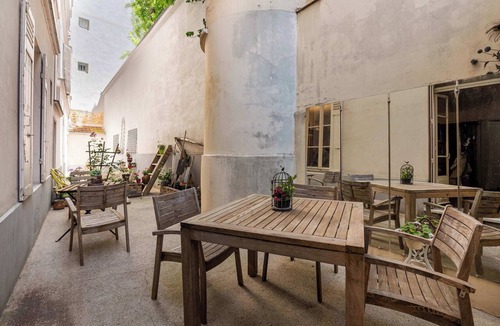 Quartier des Grandes-Carrieres Apartment | Ground floor apartment with private courtyard