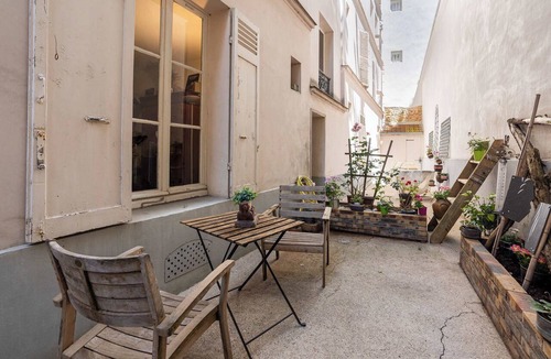 Quartier des Grandes-Carrieres Apartment | Ground floor apartment with private courtyard