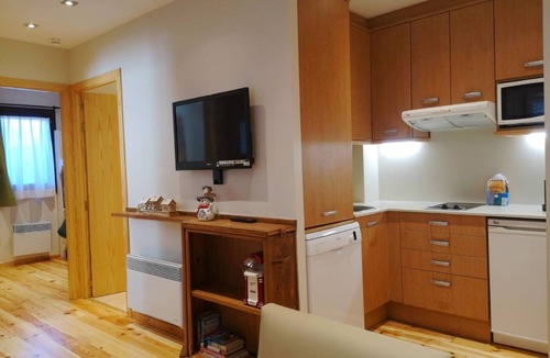 Err Apartment | Ground Floor Apt 2 Bed Private 90m2 Garden, Fireplace & Wi-Fi