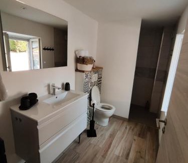 Saint-Jean-de-Vaux House | Gte du moulin brochat avec espace jacuzzi commun
