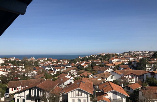 Guethary Apartment | Guéthary: Charmant Appartement avec Terrasse et Accès Piscine, à Proximité de la Plage et du Centre