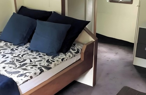 Samois-sur-Seine Bed & Breakfast | Guest Cabins: Péniche EDEN in Samois-sur-Seine