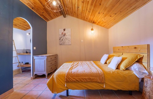 Saint-Pierre-de-Colombier Bed & Breakfast | Guest Room “Les Terrasses de Collanges” with Mountain View and Wi-Fi