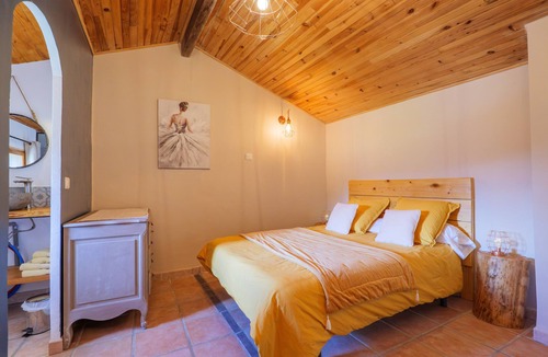 Saint-Pierre-de-Colombier Bed & Breakfast | Guest Room “Les Terrasses de Collanges” with Mountain View and Wi-Fi