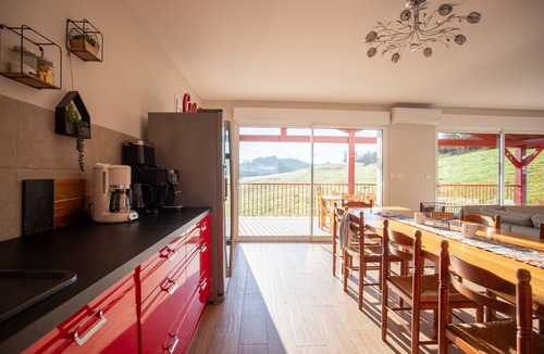Aroue-Ithorots-Olhaiby Bed & Breakfast | Guest Room "Chambre - Lis": Mountain View, Wi-Fi and Air Conditioning