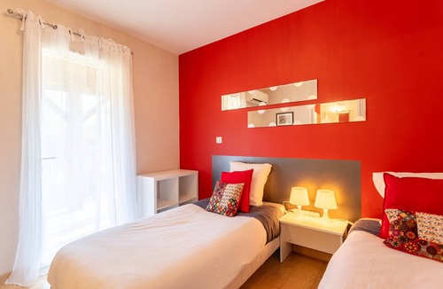 Aroue-Ithorots-Olhaiby Bed & Breakfast | Guest Room "Chambre - Joubarbe" with Mountain View, Wi-Fi and Air Conditioning