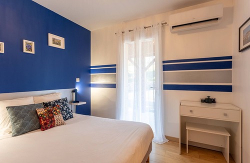 Aroue-Ithorots-Olhaiby Bed & Breakfast | Guest Room “Gentiane”: Mountain View, Wi-Fi, Air Conditioning