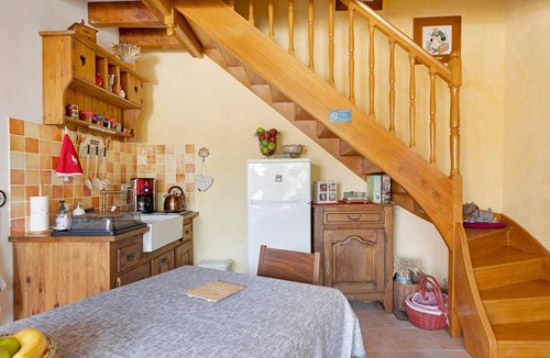 Villefranche-sur-Cher Bed & Breakfast | Guest Room 'Chambre Automne' with Shared Garden and Wi-Fi