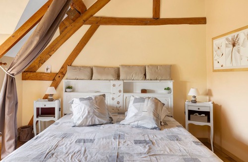 Villefranche-sur-Cher Bed & Breakfast | Guest Room 'Chambre Automne' with Shared Garden and Wi-Fi