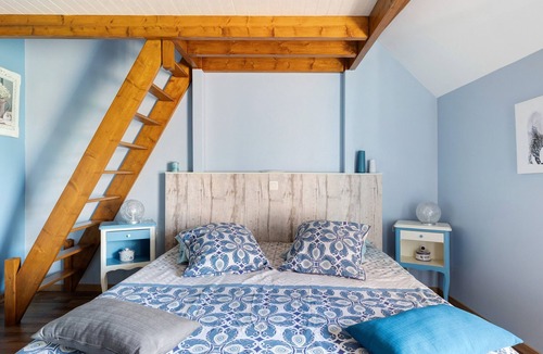Villefranche-sur-Cher Bed & Breakfast | Guest Room 'Chambre Hiver' with Shared Garden and Wi-Fi