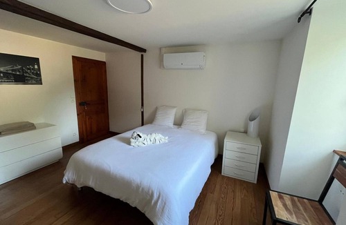 Viellesegure Bed & Breakfast | Guest Room at Domaine Cherps with Spa and Pool