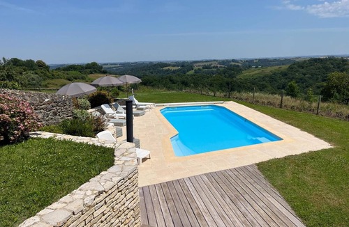 Viellesegure Bed & Breakfast | Guest Room at Domaine Cherps with Spa and Pool