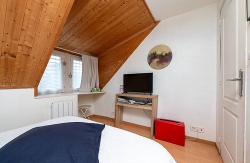Bannalec Bed & Breakfast | Guest Room "Atelier Des Rêves Lumières" 20 Minutes from the Ocean