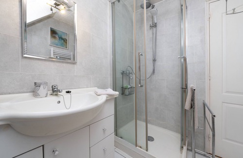 Bannalec Bed & Breakfast | Guest Room "Atelier Des Rêves Lumières" 20 Minutes from the Ocean