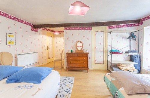 Saucede Bed & Breakfast | Guest Room "Chambre Aspe" with Shared Garden and Wi-Fi