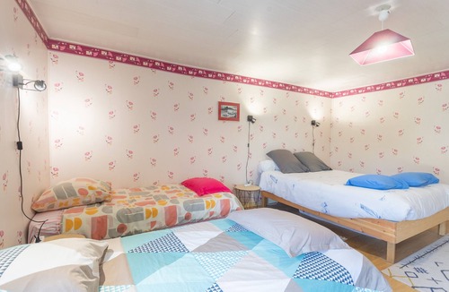 Saucede Bed & Breakfast | Guest Room "Chambre Aspe" with Shared Garden and Wi-Fi