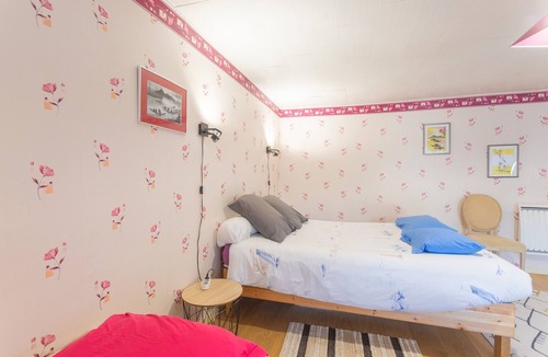 Saucede Bed & Breakfast | Guest Room "Chambre Aspe" with Shared Garden and Wi-Fi