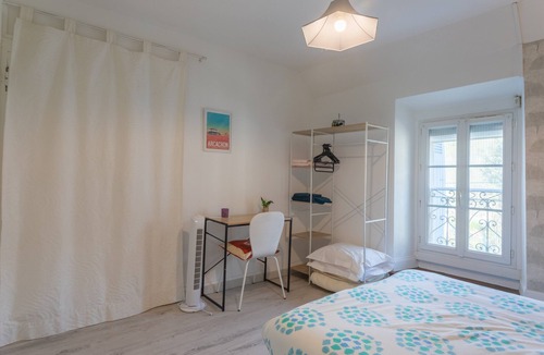 Saucede Bed & Breakfast | Guest Room “Chambre Baretous” with Shared Garden and Wi-Fi