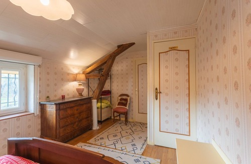 Saucede Bed & Breakfast | Guest Room 'Chambre Ossau' with Shared Garden and Wi-Fi