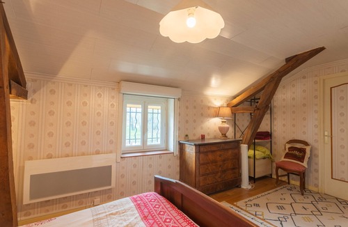 Saucede Bed & Breakfast | Guest Room 'Chambre Ossau' with Shared Garden and Wi-Fi