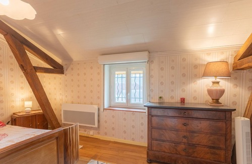 Saucede Bed & Breakfast | Guest Room 'Chambre Ossau' with Shared Garden and Wi-Fi