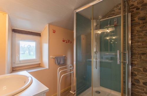 Saucede Bed & Breakfast | Guest Room 'Chambre Ossau' with Shared Garden and Wi-Fi