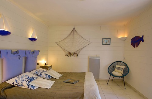 Teurtheville-Bocage Bed & Breakfast | Guest Room 'Chambre Mer' with Shared Terrace, Communal Garden and Wi-Fi