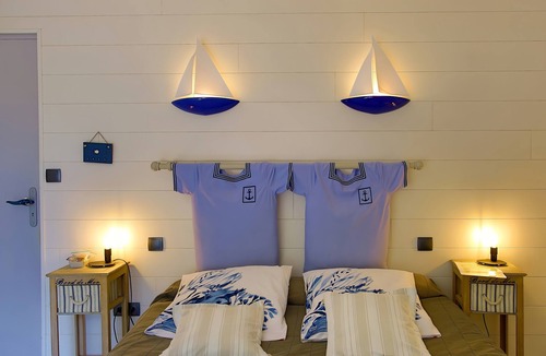 Teurtheville-Bocage Bed & Breakfast | Guest Room 'Chambre Mer' with Shared Terrace, Communal Garden and Wi-Fi