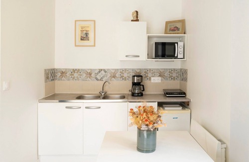 Ciboure Bed & Breakfast | Guest Room 'Independent Room, Walk Everywhere' with Shared Garden and Wi-Fi