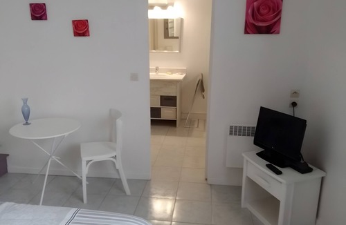 Augy-sur-Aubois Bed & Breakfast | Guest Room “Le Four à Pains - Charlotte” with Terrace, Garden and Wi-Fi