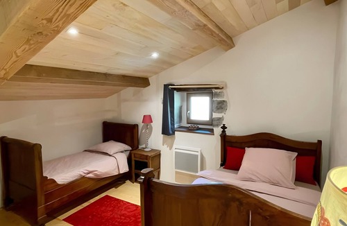 Iholdy Bed & Breakfast | Guest Room 'Olceiry' with Mountain View, Private Garden and Wi-Fi