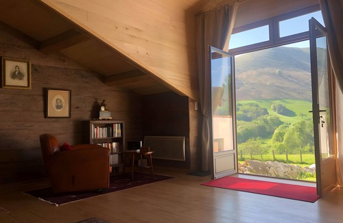 Iholdy Bed & Breakfast | Guest Room 'Olceiry' with Mountain View, Private Garden and Wi-Fi