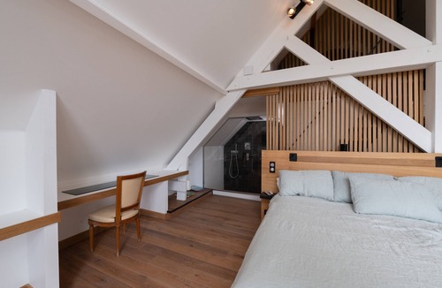 Ploeren Bed & Breakfast | Guest Room 'Suite Cathédrale - Ty Castel' with Shared Pool, Shared Garden and Wi-Fi