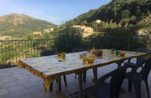 Aizac Bed & Breakfast | Guest Rooms "Le Volcan d'Aizac" – Yellow Room